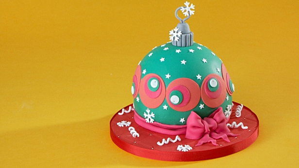 How to: Cover and decorate a Christmas bauble cake